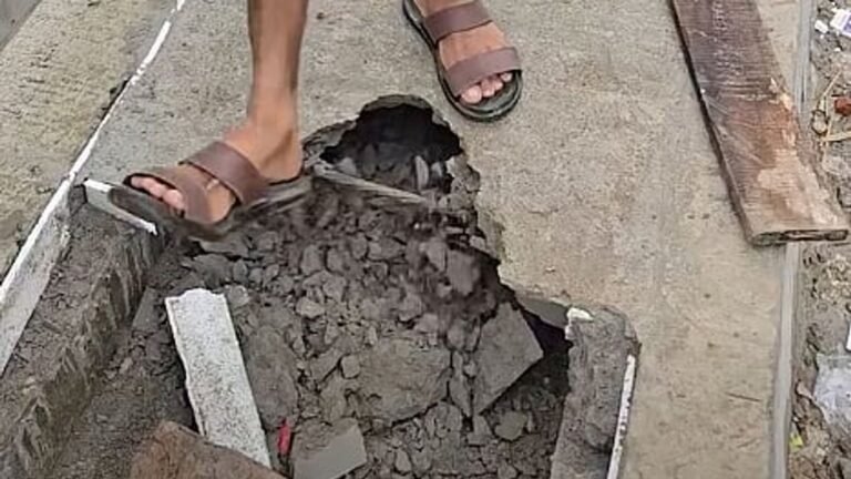 পা দিয়ে আঘাত করতেই ভেঙে যাচ্ছে সেতুর ফুটপাতের স্ল্যাব, ২ প্রকৌশলীর কৈফিয়ত তলব
