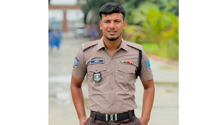 নিয়ন্ত্রণ হারিয়ে ট্রাকের নিচে মোটরসাইকেল, কনস্টেবল নিহত