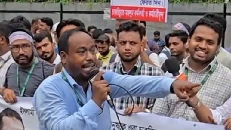 এক দফা দাবিতে চাকরিচ্যুত ইসলামী ব্যাংক কর্মকর্তাদের মানববন্ধন, পাল্টা অবস্থানে গ্রাহক ফোরাম