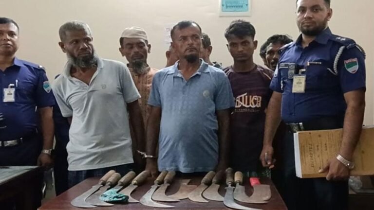 আদালতে হাজিরা দিতে এসে অস্ত্রসহ আটক ১১