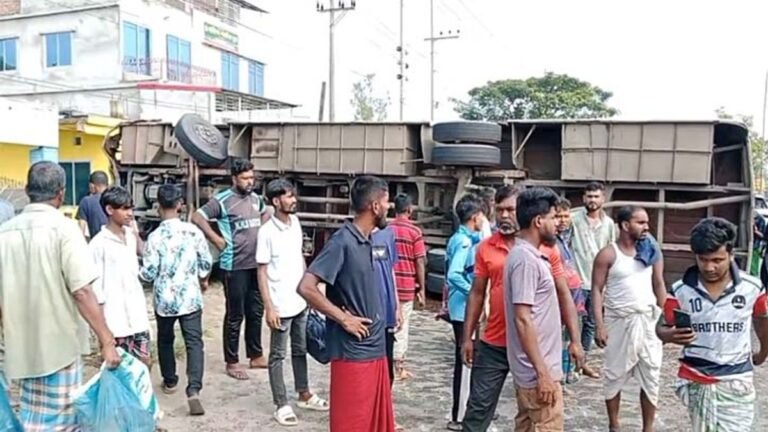 ত্রিশালে মাহিন্দ্রা-অটোরিকশাকে পেছন থেকে বাসের ধাক্কা, নিহত ২