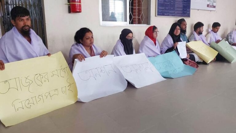 ময়মনসিংহে কাফনের কাপড় বিছিয়ে ২২ প্রার্থীর অনশন