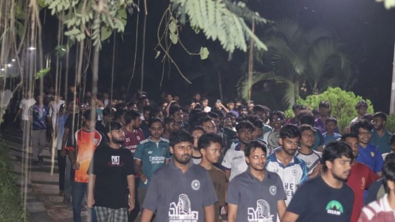 ‘হুমকি দিয়ে আন্দোলন থামানো যাবে না’, চুয়েটে শিক্ষার্থীদের বিক্ষোভ