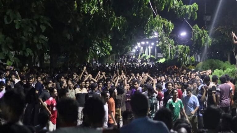 গভীর রাতে চুয়েটে শিক্ষার্থীদের বিক্ষোভ, উপাচার্য ভবনে তালা