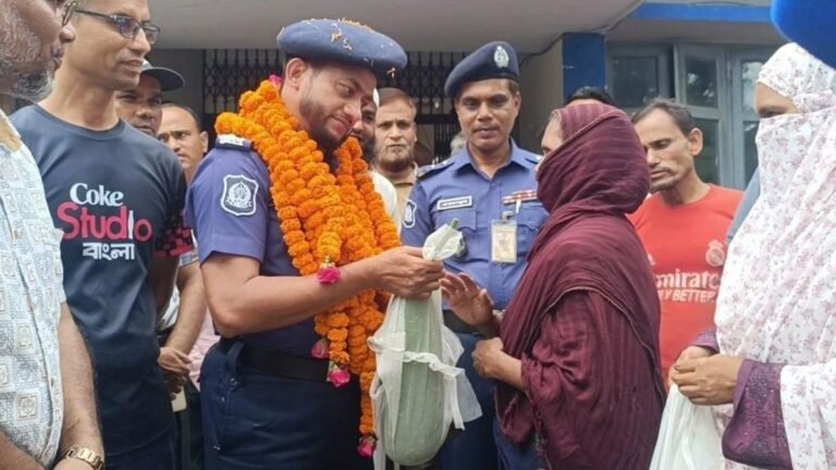 ওসির ব্যতিক্রমী বিদায়, কেউ দিলেন গাছের লাউ, কেউ আনলেন দেশি মুরগি