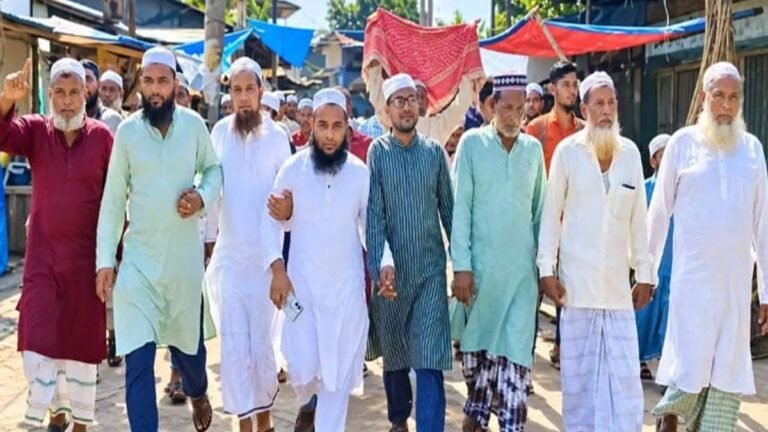 গোলাপগঞ্জে নৌকাবাইচ বন্ধের দাবিতে ‘তৌহিদি জনতা’র বিক্ষোভ