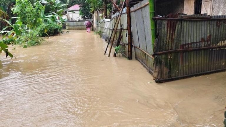 কয়েক ঘণ্টার বৃষ্টিতে খাগড়াছড়ির বিভিন্ন এলাকা নিমজ্জিত