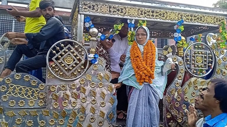 ঘোড়ার গাড়িতে করে ‘শেলাফী খালাকে’ রাজকীয় বিদায় দিলেন শিক্ষক-শিক্ষার্থীরা