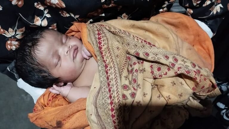 পলিথিনের ভেতর থেকে আসছিল কান্নার শব্দ, ৯৯৯-এ ফোন, উদ্ধার হলো নবজাতক