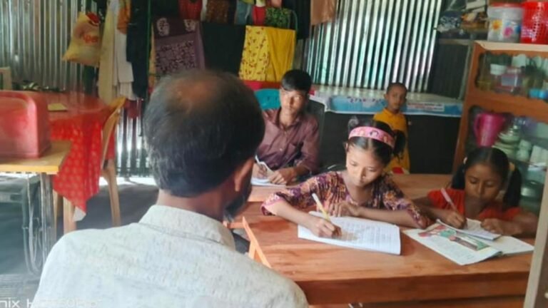 নদীগর্ভে স্কুল বিলীন, বাড়ি বাড়ি পাঠদান