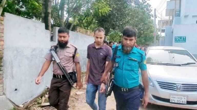 ফ্ল্যাটে নারীর সঙ্গে পুলিশ কর্মকর্তা, ধরিয়ে দিলেন ষষ্ঠ স্ত্রী