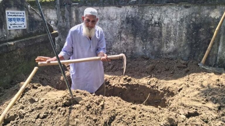 ১৫ হাজারেরও বেশি কবর খুঁড়েছেন টুলু