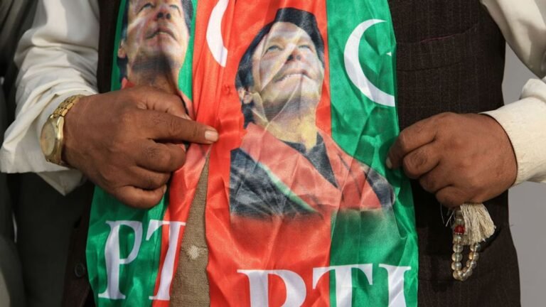 ইমরান খানকে নিয়ে সংকটে পাকিস্তানের সামরিক বাহিনী