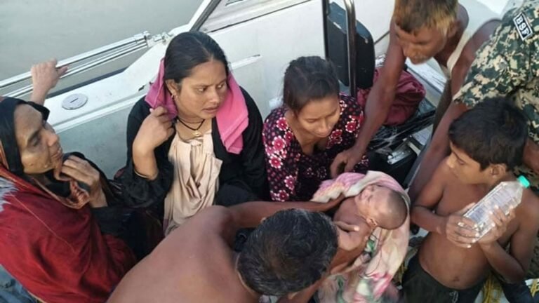 পদ্মায় নৌকাডুবি, ১০ বাংলাদেশিকে উদ্ধার করল বিএসএফ
