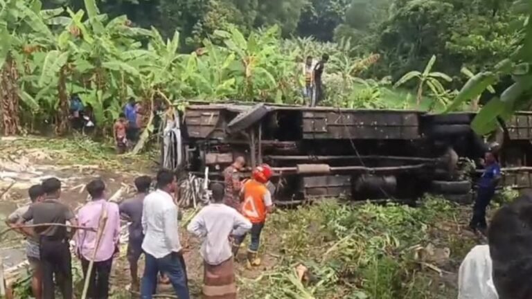 গোপালগ‌ঞ্জে যাত্রীবাহী বাস খাঁদে পড়ে নিহত ৩, আহত ৩০