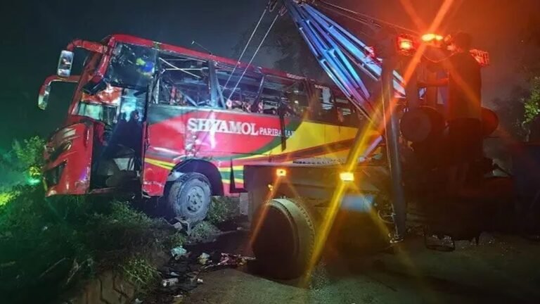 ফেনীতে ঢাকা-চট্টগ্রাম মহাসড়কে বাস উল্টে কাস্টমস কর্মকর্তা নিহত