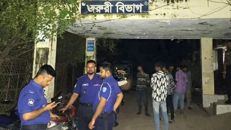 মোবাইলে ব্যস্ত চিকিৎসক, মারা গেলেন রোগী