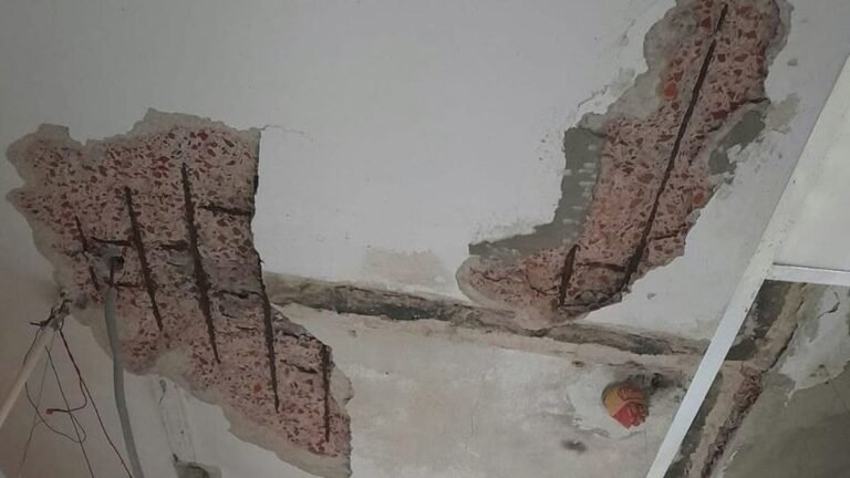চাঁদপুর সরকারি হাসপাতালে প্লাস্টার ধসে পড়ে আহত রোগী, আতঙ্কে হুড়োহুড়ি