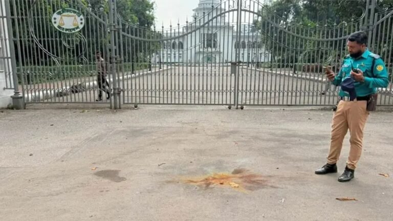 ৭ আসামির মৃত্যুদণ্ডের পর সুপ্রিম কোর্টের সামনে ককটেল বিস্ফোরণ