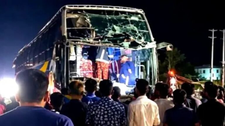 কুমিল্লায় স্লিপার বাসে আগুন, প্রাণে রক্ষা পেলো যাত্রীরা
