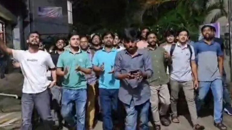 জগন্নাথ বিশ্ববিদ্যালয়ে বিক্ষোভে স্লোগান, ‘ভাইভা-কোটার ঠাঁই নাই’