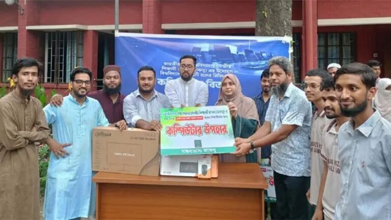 জাকসুর উদ্যোগে জাবির ২১ হলে কম্পিউটার বিতরণ