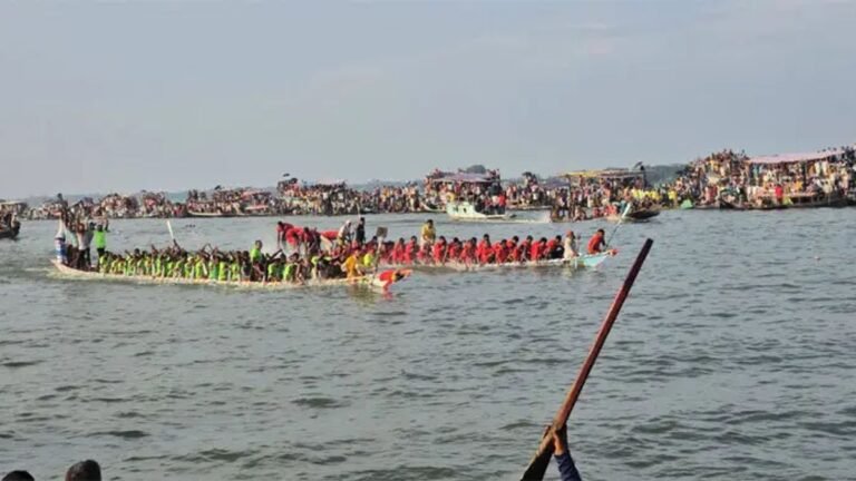 নিকলী হাওরে ঐতিহ্যবাহী নৌকাবাইচ