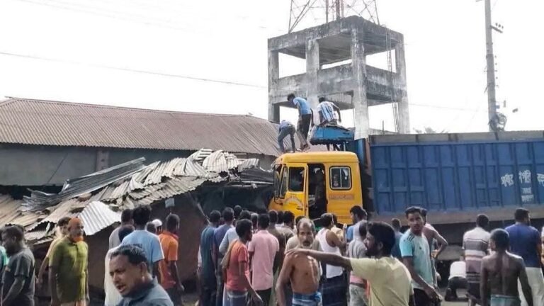 অটোরিকশাকে চাপা দিয়ে দোকানে ঢুকে পড়ল ট্রাক, নিহত ৪