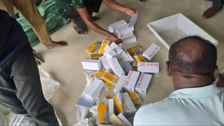 কাপড়ের চালান খুলতেই মিললো ১৬৫৫ মোবাইল