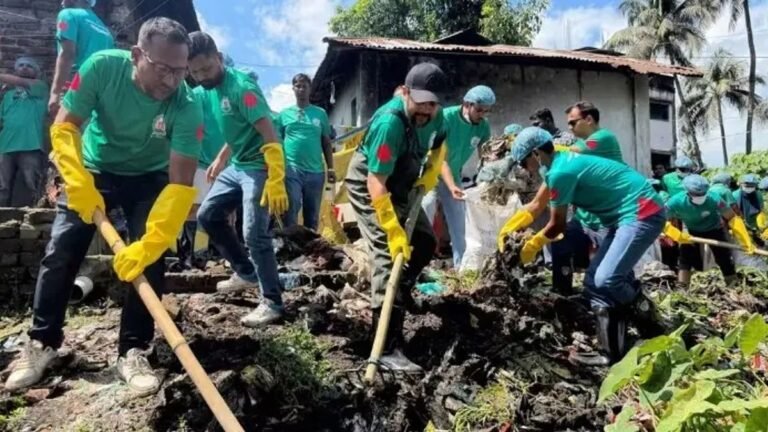 কোদাল হাতে খাল পরিষ্কারে এমপি হুমাম কাদের