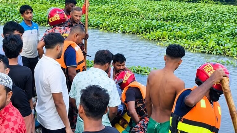 শীতলক্ষ্যায় গোসলে নেমে নারী ও শিশুসহ ৪ জন নিখোঁজ