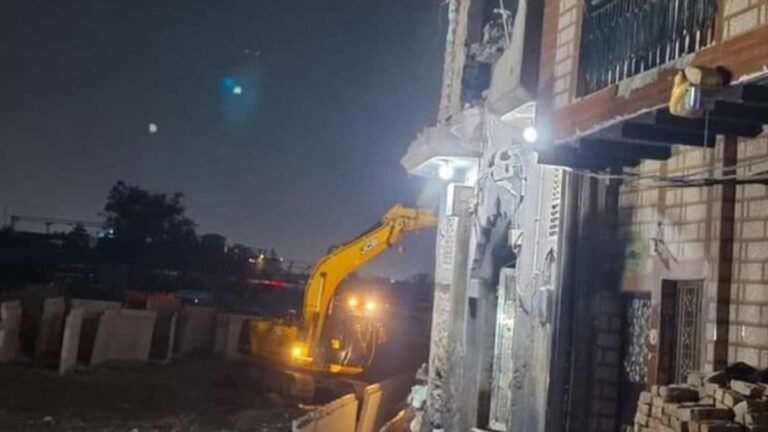 দিল্লিতে গভীর রাতে বুলডোজার দিয়ে গুঁড়িয়ে দেওয়া হলো বাড়ি-মসজিদ