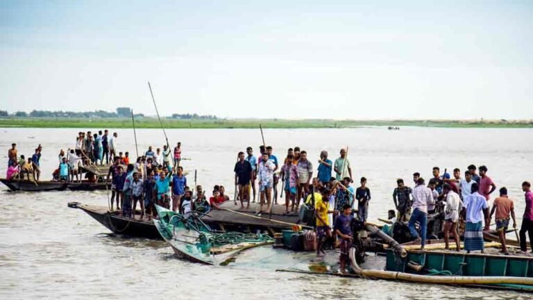 বসতভিটা বাঁচাতে গ্রামবাসীই আটক করলেন ড্রেজার, পরে ভ্রাম্যমাণ আদালতে জরিমানা