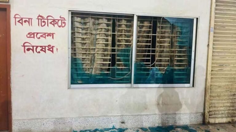 রাজশাহী স্টেশন ভাঙচুর, রেললাইনে আগুন দিল রাবি শিক্ষার্থীরা