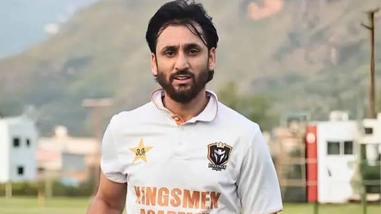 দল থেকে বাদ পড়েই ট্রিপল সেঞ্চুরি দিয়ে জবাব পাকিস্তানি তারকার