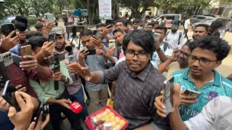 কাদেরসহ ৭ জনের ফাঁসির রায়ে ঢাবিতে মিষ্টি বিতরণ ডাকসুর