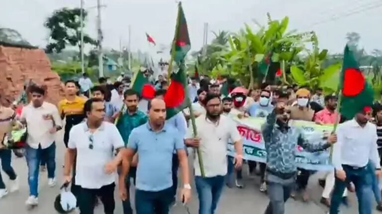 দিনের আলোতে নিষিদ্ধ ঘোষিত ছাত্রলীগের মিছিল, জানে না পুলিশ