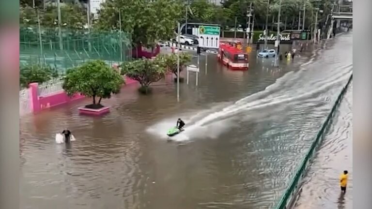 থাইল্যান্ডের রাস্তায় বন্যার পানি, জেট স্কি চালিয়ে আটক চালক