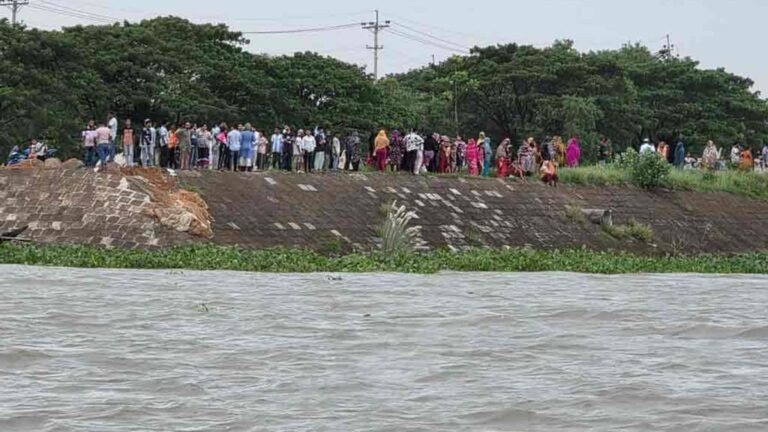 বিয়ের অনুষ্ঠানে যাওয়ার সময় মেঘনায় ট্রলারডুবি: নিহত একজন, নিখোঁজ ৪