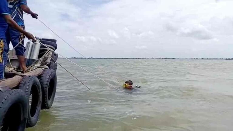 মেঘনায় ট্রলারডুবি: নিখোঁজ ৪ জনের সন্ধান মেলেনি এখনো
