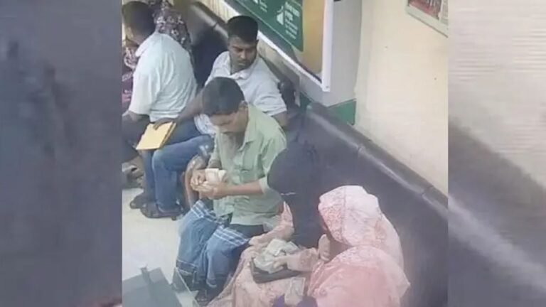 ব্যাংকে টাকা গুনছিলেন গ্রাহক, কৌশলে ৪ লাখ টাকা নিয়ে উধাও চোর