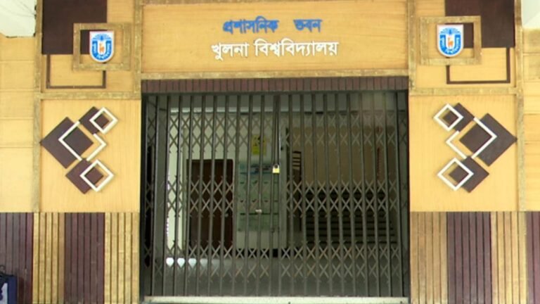 গাঁজাসহ আটক খুবির তিন শিক্ষার্থী সাময়িক বহিষ্কার