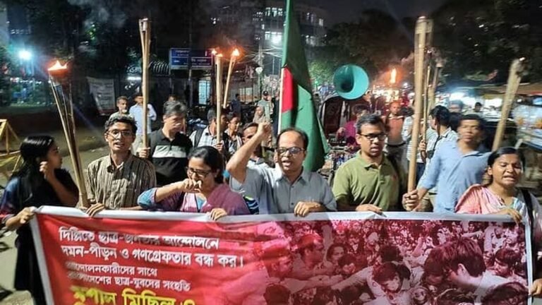 দিল্লিতে আন্দোলনে দমন-পীড়নের প্রতিবাদে শাহবাগে মশালমিছিল