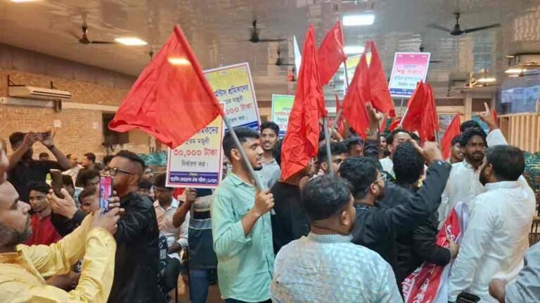 ১ ডিসেম্বরের মধ্যে ন্যূনতম মজুরি ৩০ হাজার করার আলটিমেটাম গার্মেন্টস শ্রমিকদের