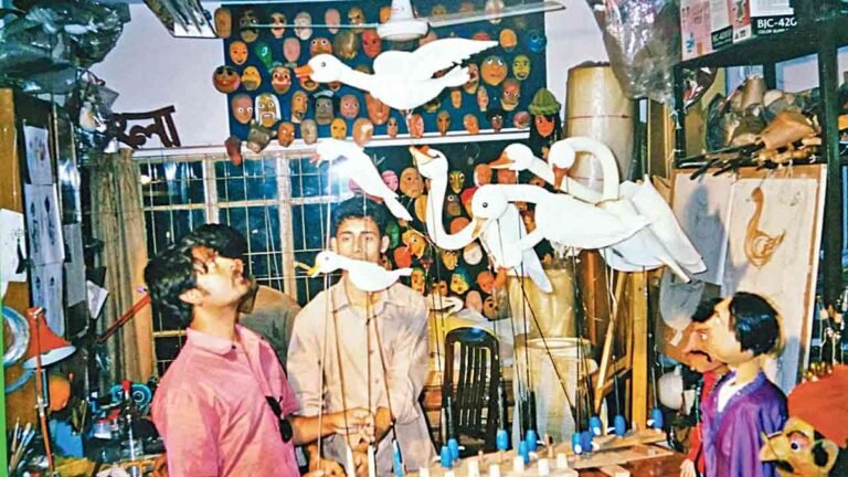 মুস্তাফা মনোয়ারের শিল্পজগৎ: পাপেট বাড়ির ‘বাসিন্দাদের’ ভবিষ্যৎ নিয়ে দুর্ভাবনা