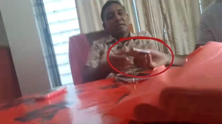 সেটেলমেন্ট অফিসে ঘুষ লেনদেন, গোপন ক্যামেরায় ধরা পড়ল টাকা নেওয়ার দৃশ্য