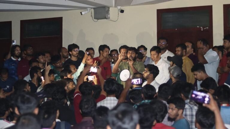 নিজ দপ্তরে ১২ ঘণ্টা ধরে অবরুদ্ধ চুয়েটের নতুন উপাচার্য, বিদ্যুৎ-সংযোগ বিচ্ছিন্ন