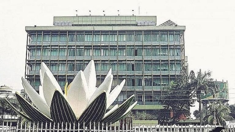ব্যাংক বাঁচানোর ‘জরিমানা’ জনগণ দেবে, বিনিময়ে কী পাবে