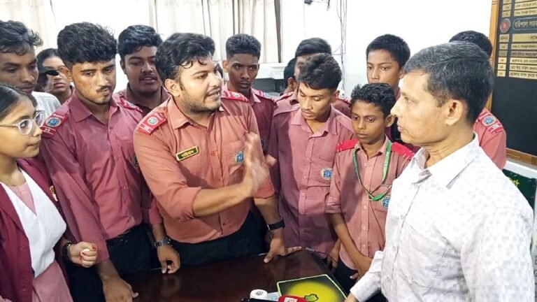 ‘প্রাথমিক শাখা’ চালুর গুজবে ক্লাসবর্জন করে বিক্ষোভ শিক্ষার্থীদের