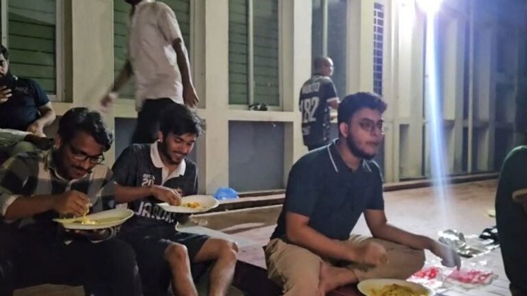 চুয়েটে ভিসির পদত্যাগের দাবিতে অনড় শিক্ষার্থীরা, কার্যালয়ের সামনে রাতভর পাহারা